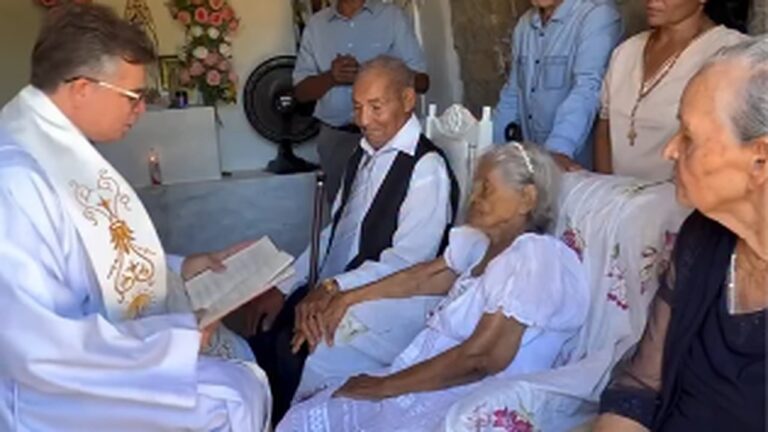 Aos 103 e 91 anos, casal emociona ao trocar alianças e receber bênção do matrimônio