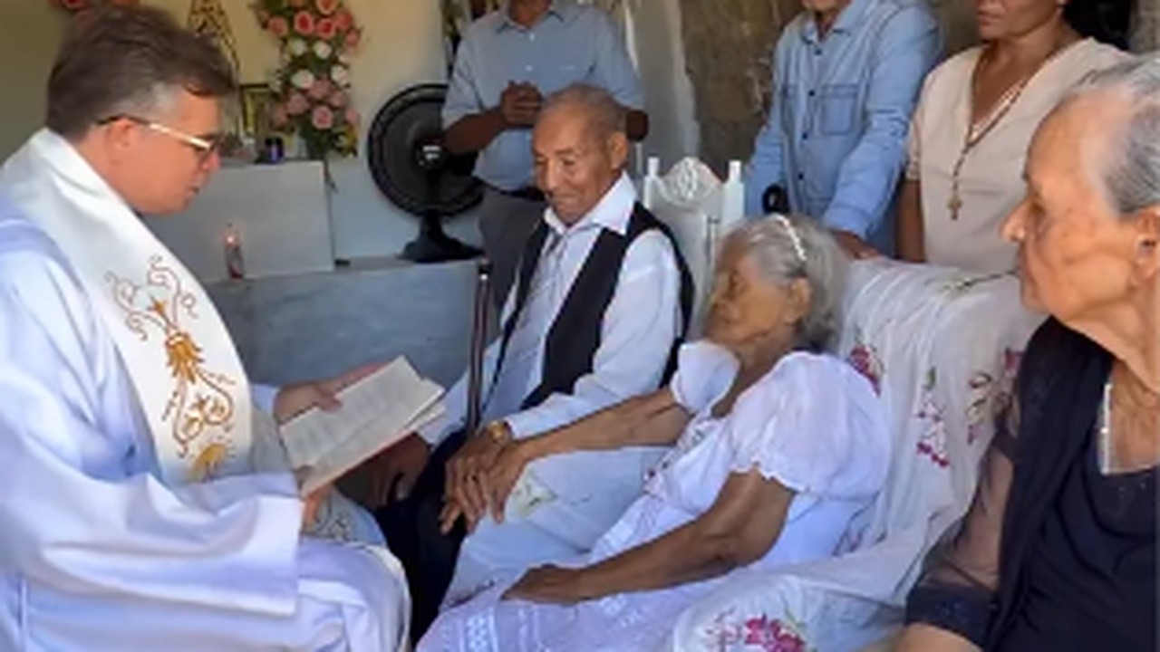 Aos 103 e 91 anos, casal emociona ao trocar alianças e receber bênção do matrimônio